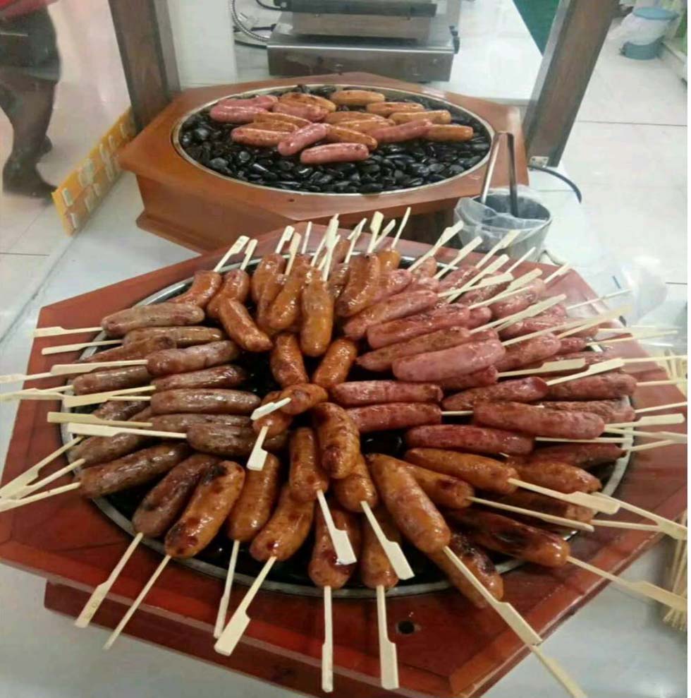 漢伯(bo)尅石鍋烤腸在(zai)廣(guang)州(zhou)萬(wan)勝(sheng)廣(guang)場倍(bei)受(shou)歡(huan)迎